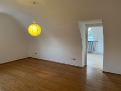 Elternschlafzimmer & Durchgang zur Ankeife