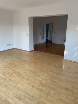 Wohnzimmer & Durchgang zum Esszimmer