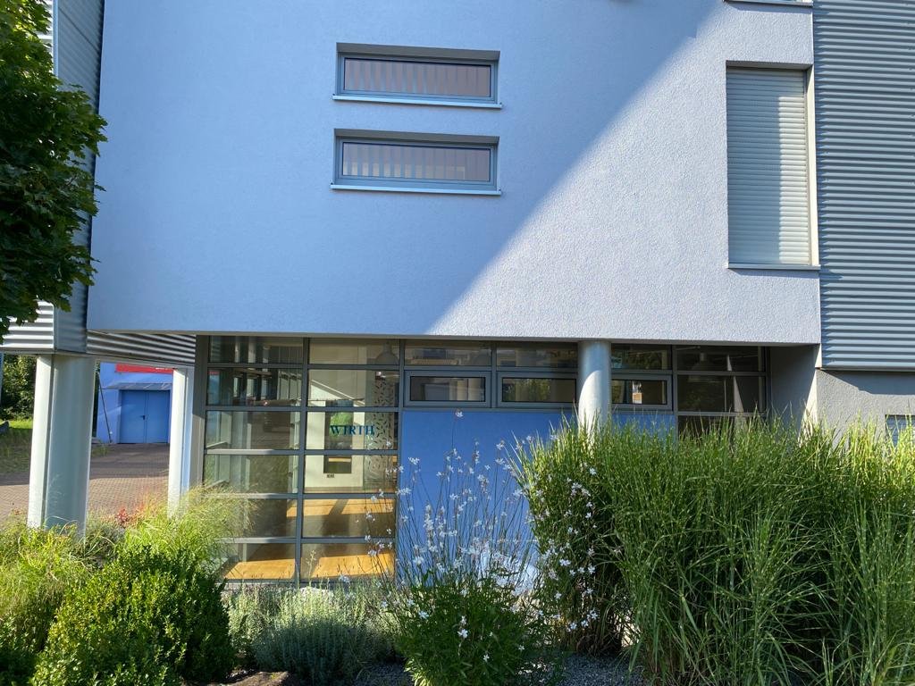 Fensterfläche mit Vorgarten