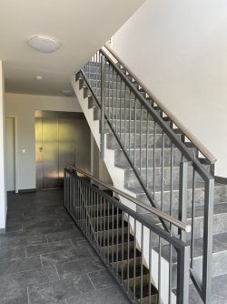 Treppenhaus mit Aufzug