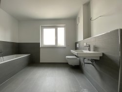 Badezimmer mit Wanne & Dusche