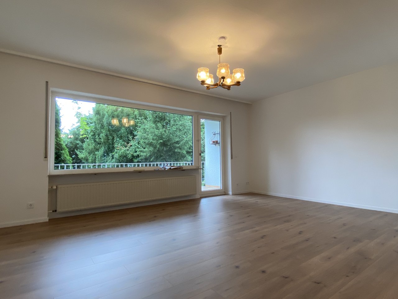 Wohnzimmer mit Zugang zum Balkon