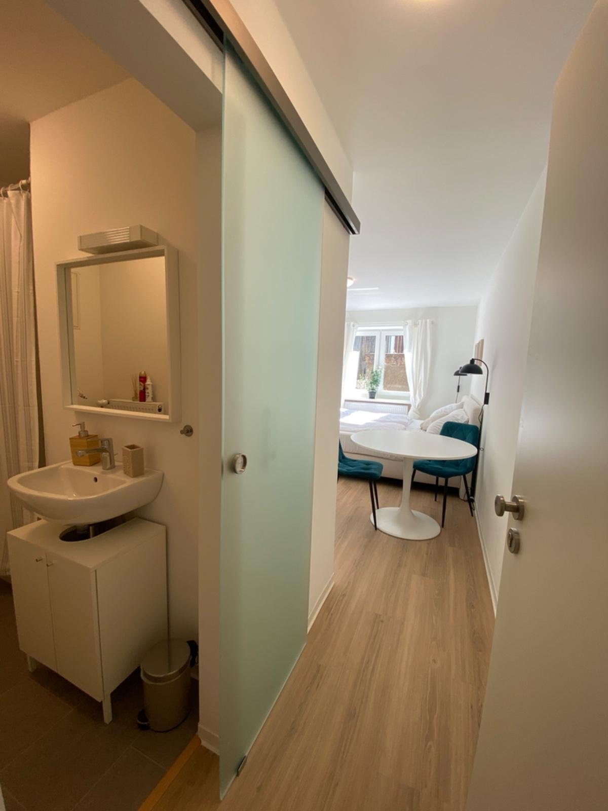 Blick Badezimmer und Wohnbereich