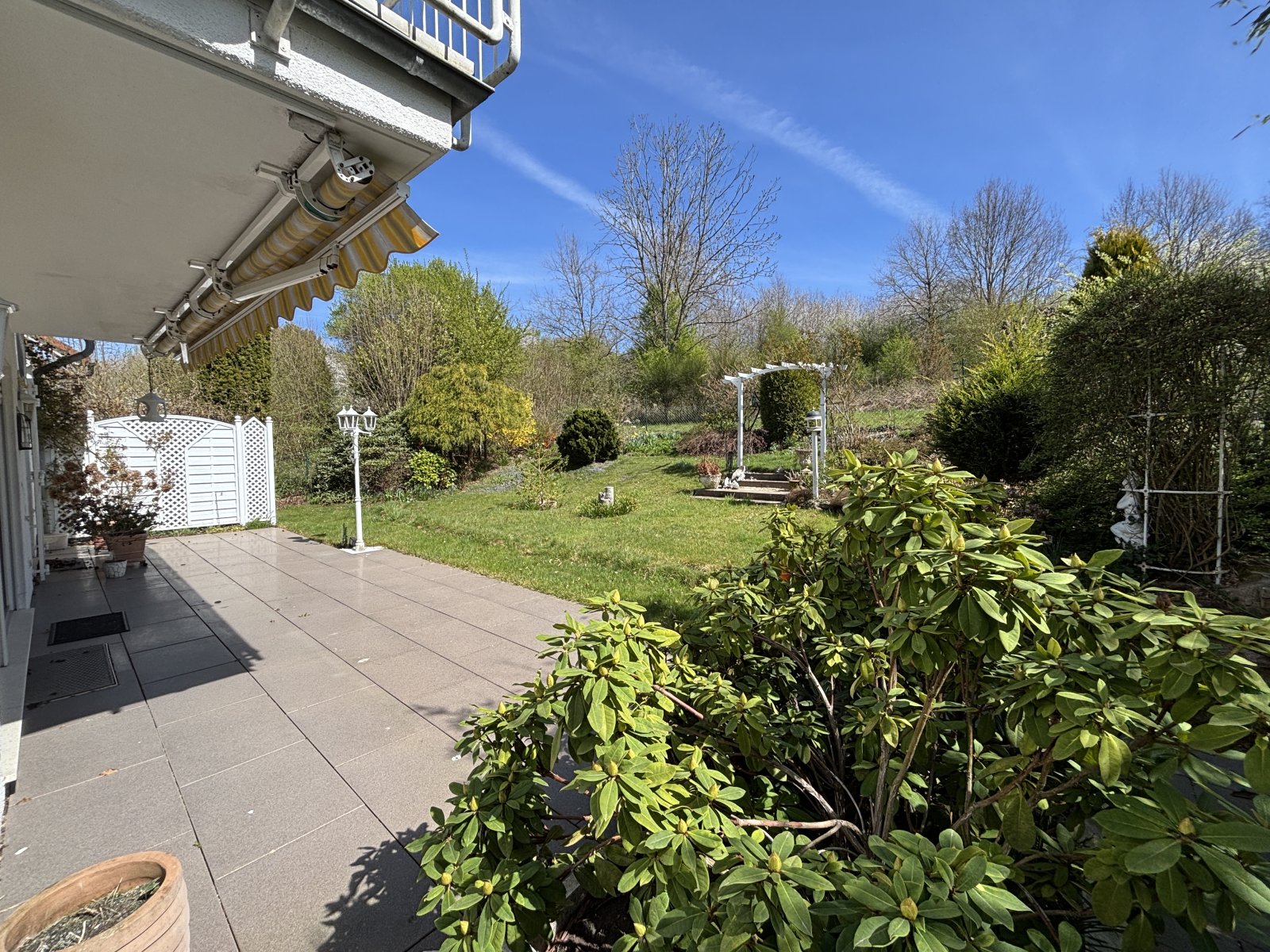 Terrasse mit Markise & Garten