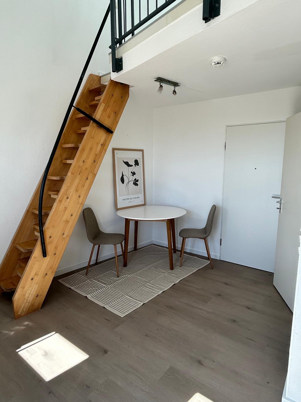 Essbereich und Treppe zum Schlafbereich