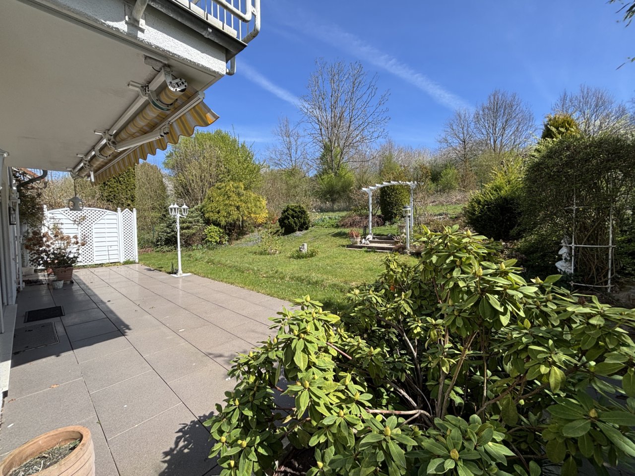 Terrasse mit Markise & Garten Terrasse mit Markise & Garten