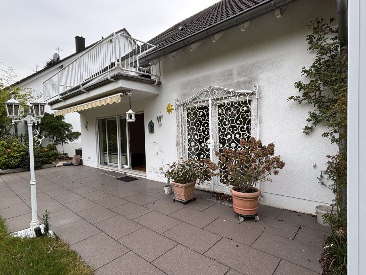Terrasse und Rückansicht Terrasse und Rückansicht