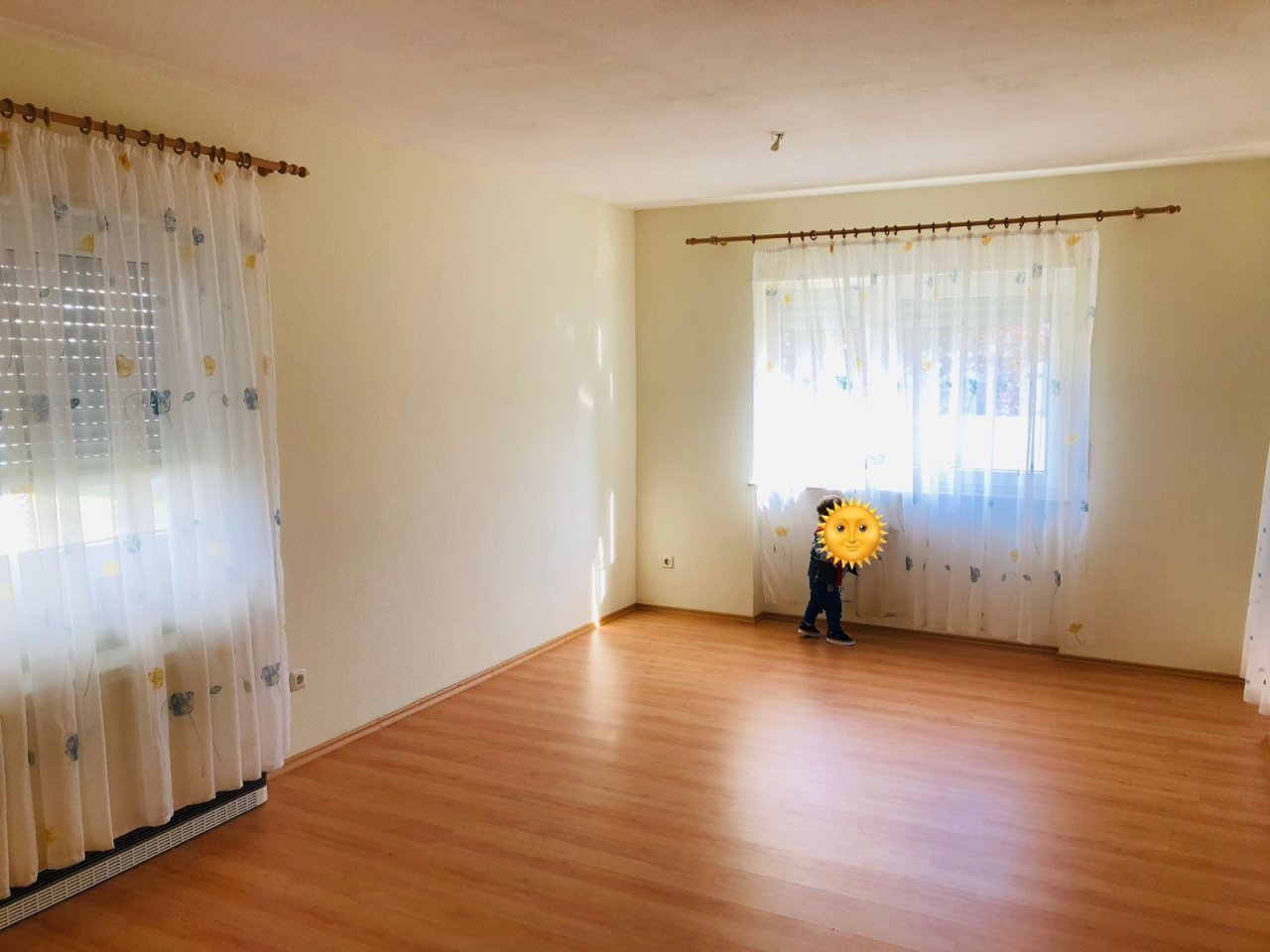 Wohn-/Essbereich mit Zugang zum Balkon