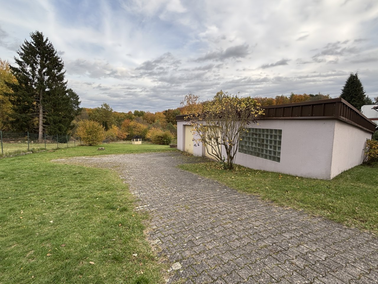 Garten mit großer Garage