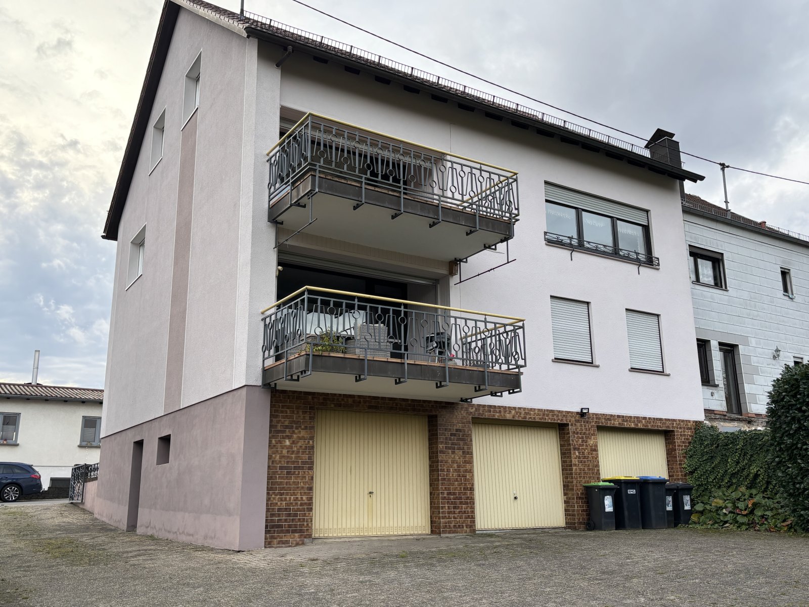 Rückansicht mit 3 Garagen im UG Rückansicht mit 3 Garagen im UG