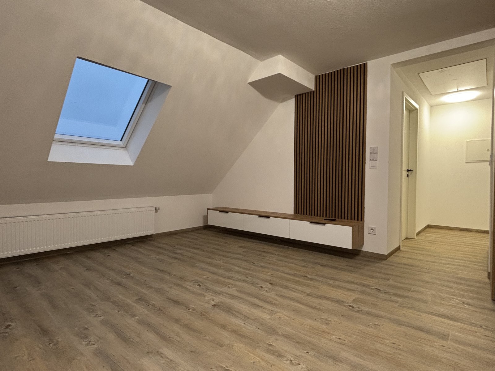 Wohnzimmer mit Blick in den Flur