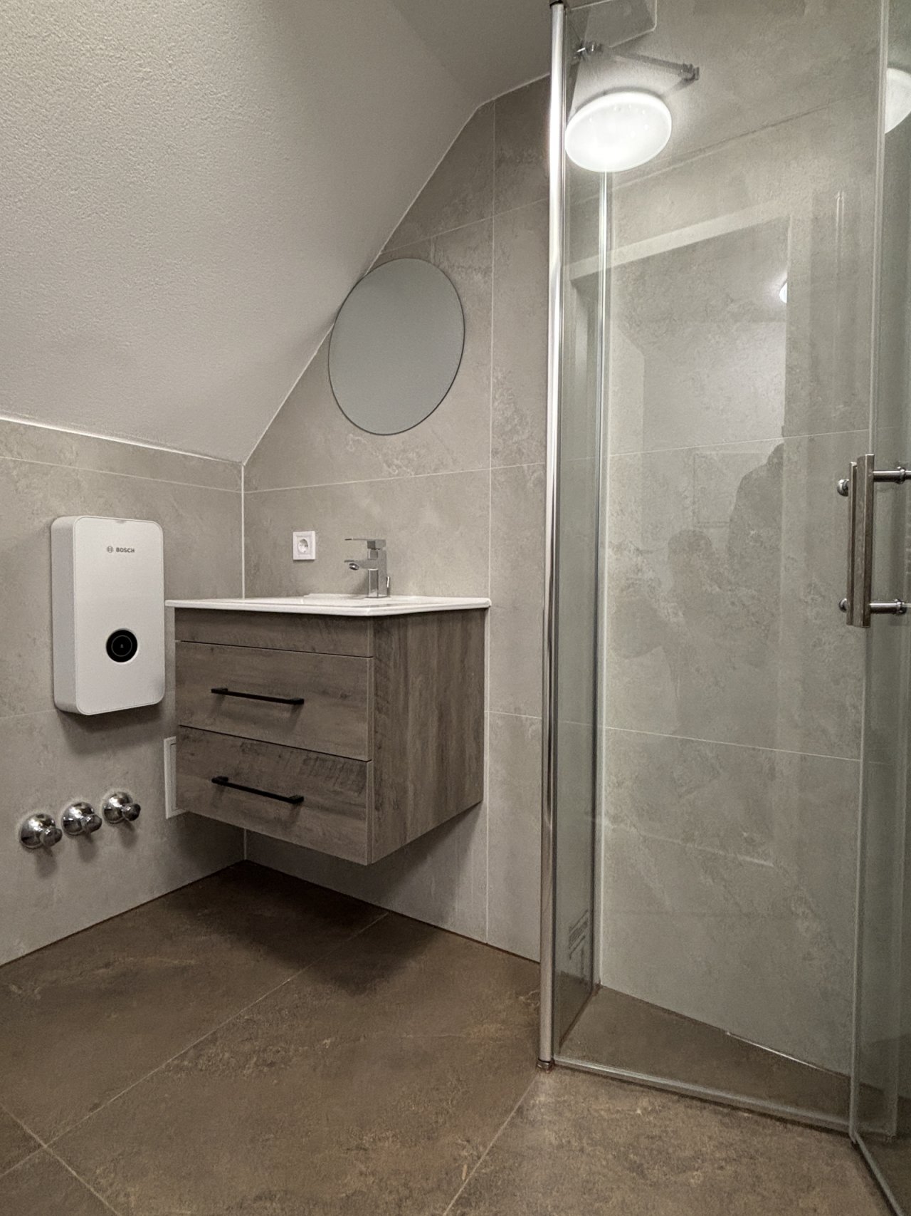 Badezimmer mit bodentiefer Dusche