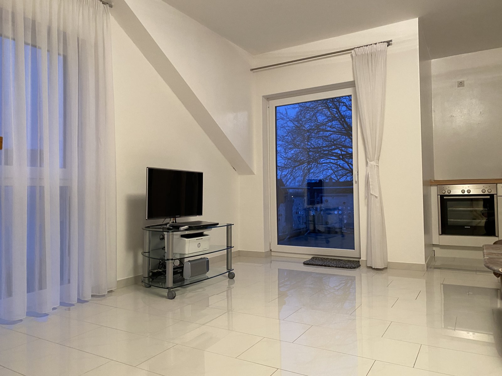 Wohn-/Essbereich mit Zugang zum Balkon